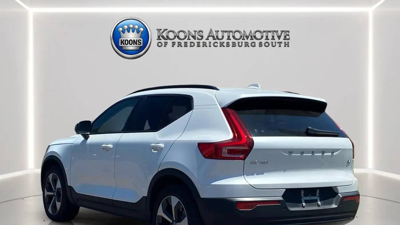 2023 Volvo XC40 B4 Ultimate Dark Theme