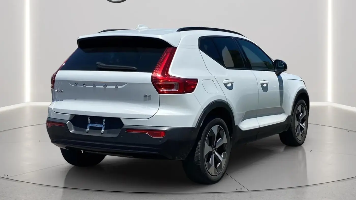 2023 Volvo XC40 B4 Ultimate Dark Theme