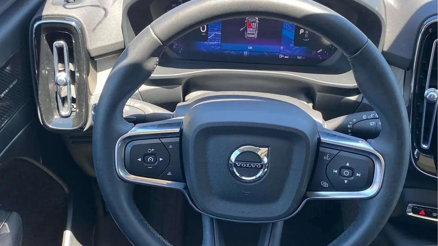 2023 Volvo XC40 B4 Ultimate Dark Theme
