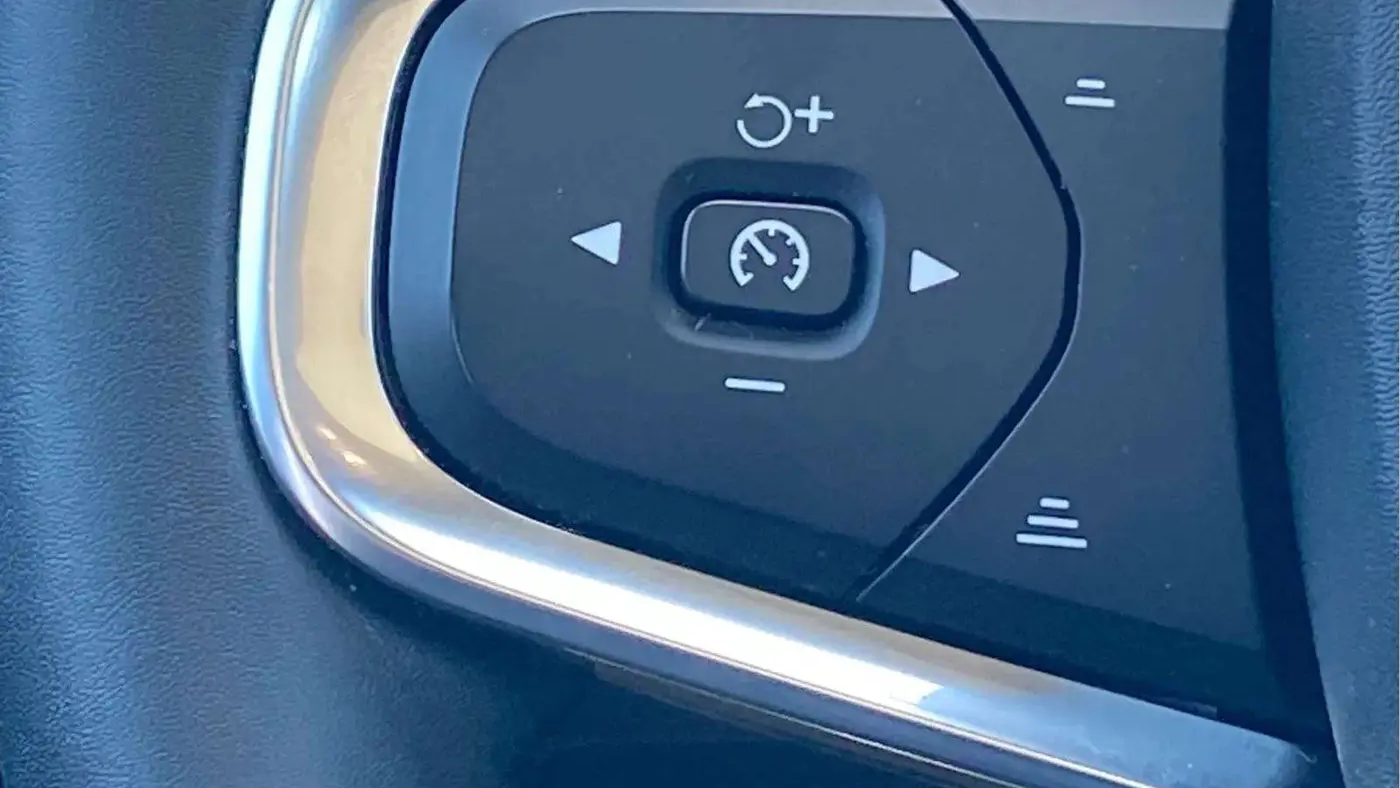 2023 Volvo XC40 B4 Ultimate Dark Theme