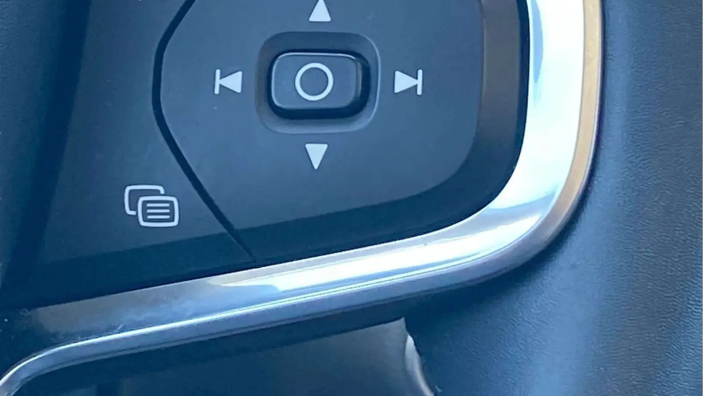 2023 Volvo XC40 B4 Ultimate Dark Theme