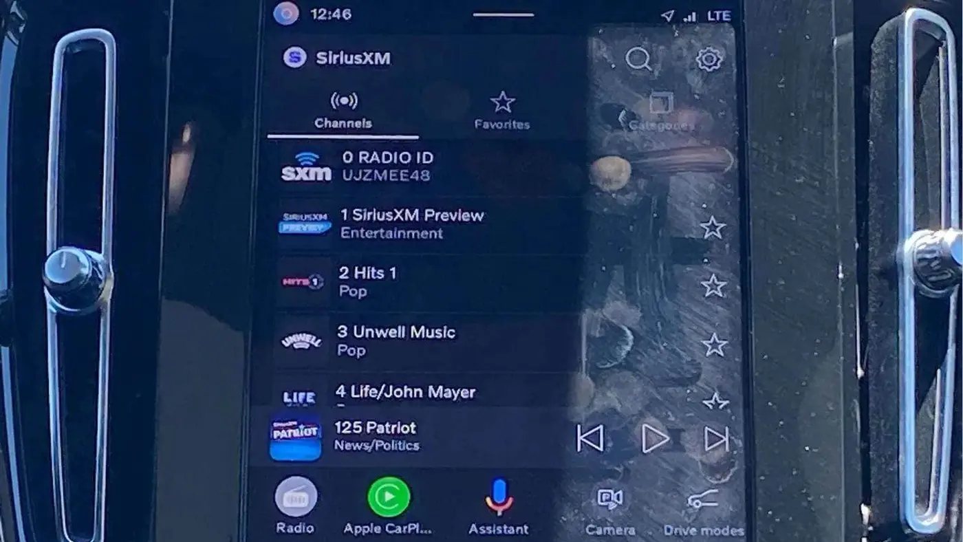 2023 Volvo XC40 B4 Ultimate Dark Theme