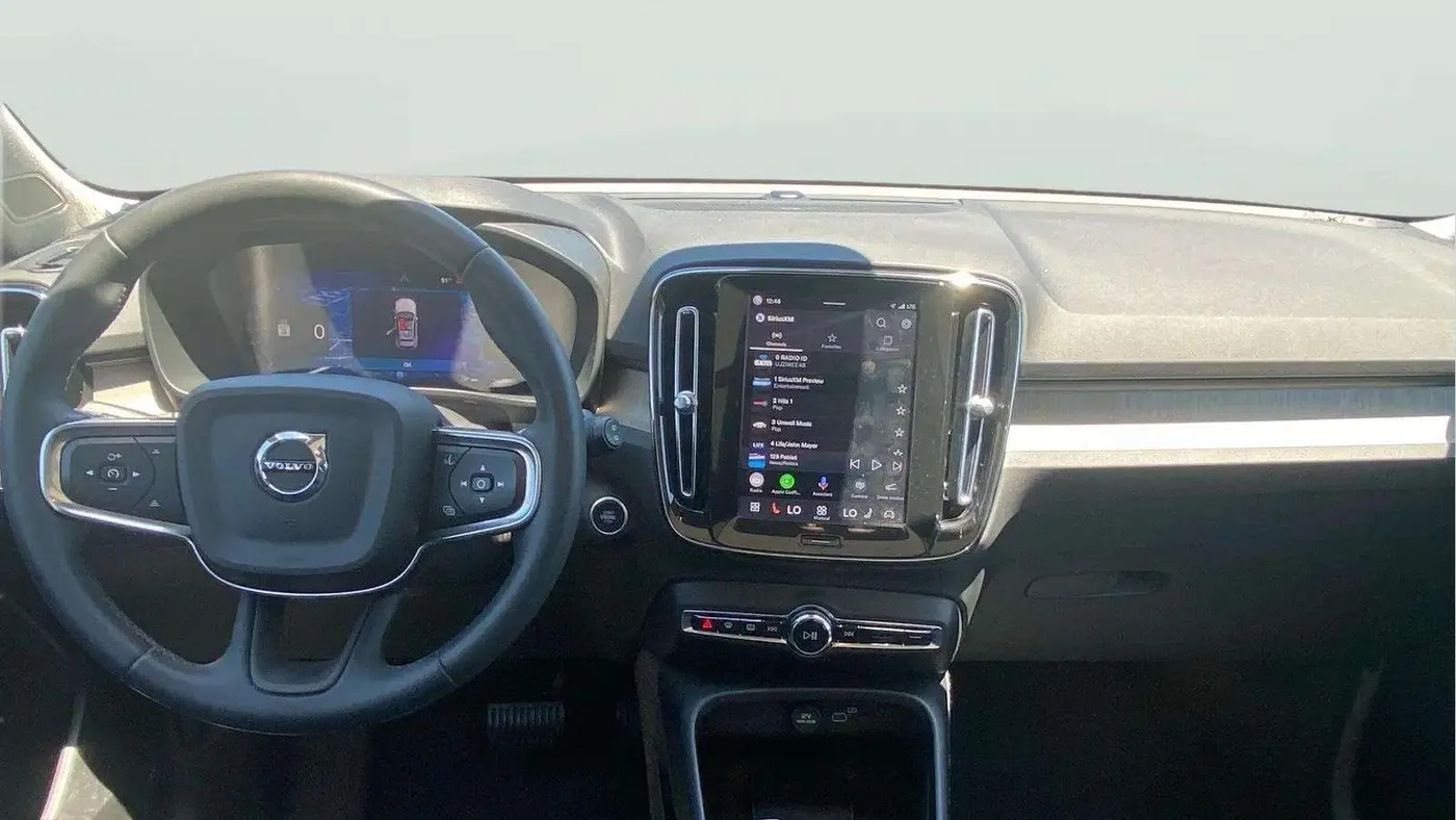 2023 Volvo XC40 B4 Ultimate Dark Theme