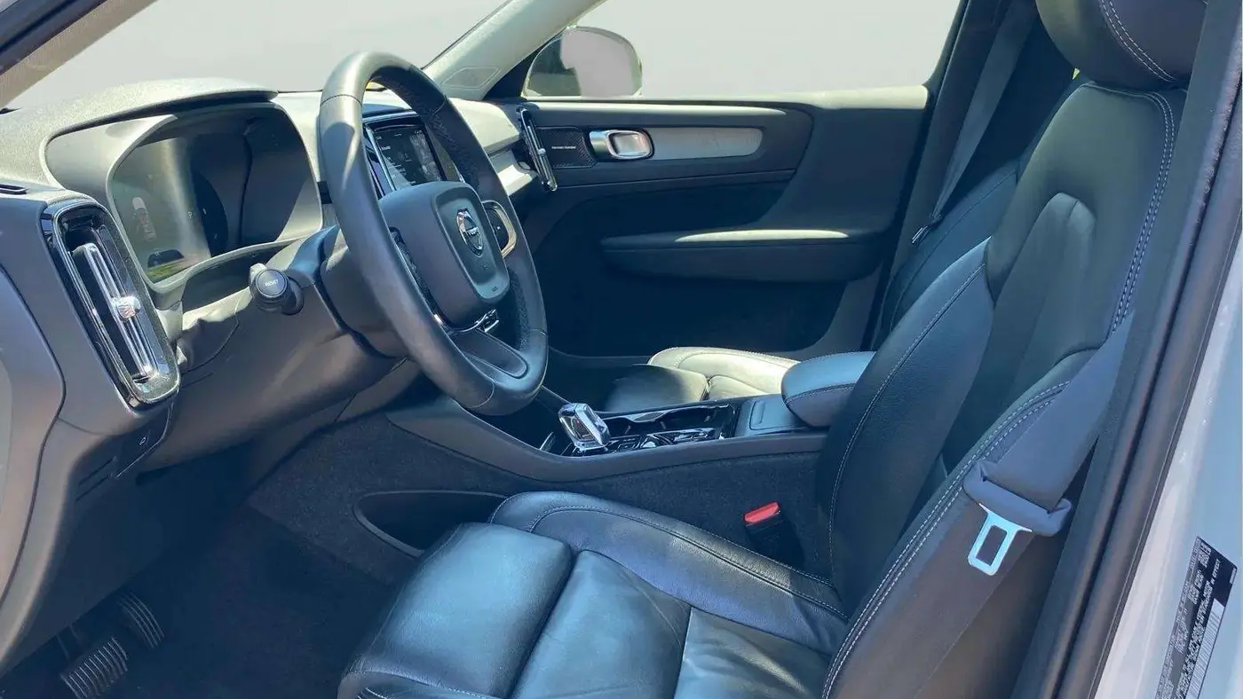 2023 Volvo XC40 B4 Ultimate Dark Theme