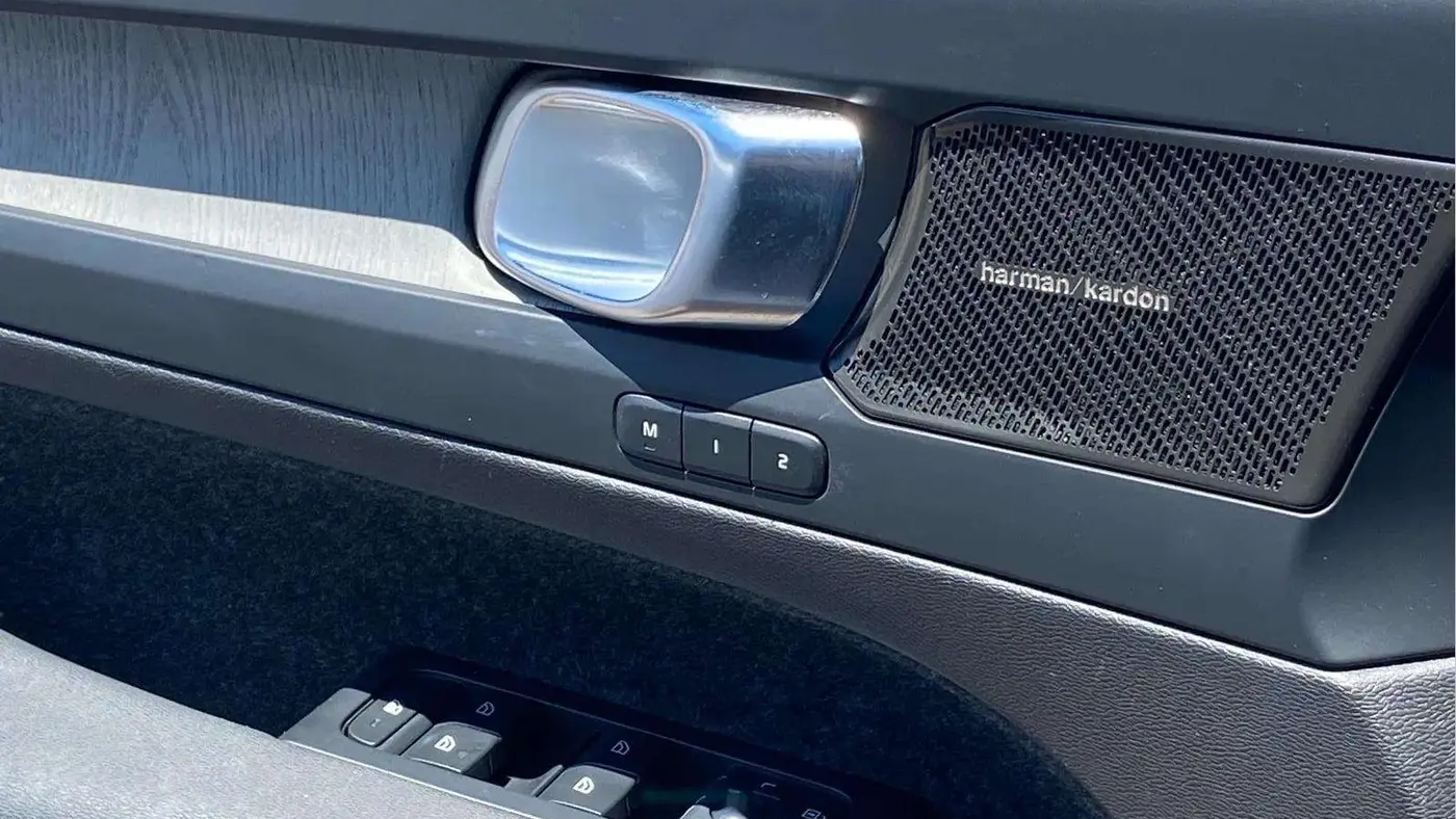 2023 Volvo XC40 B4 Ultimate Dark Theme