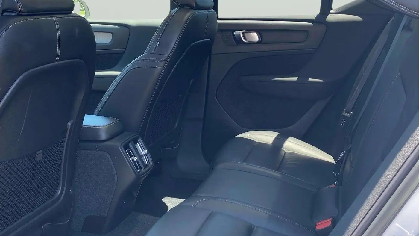 2023 Volvo XC40 B4 Ultimate Dark Theme