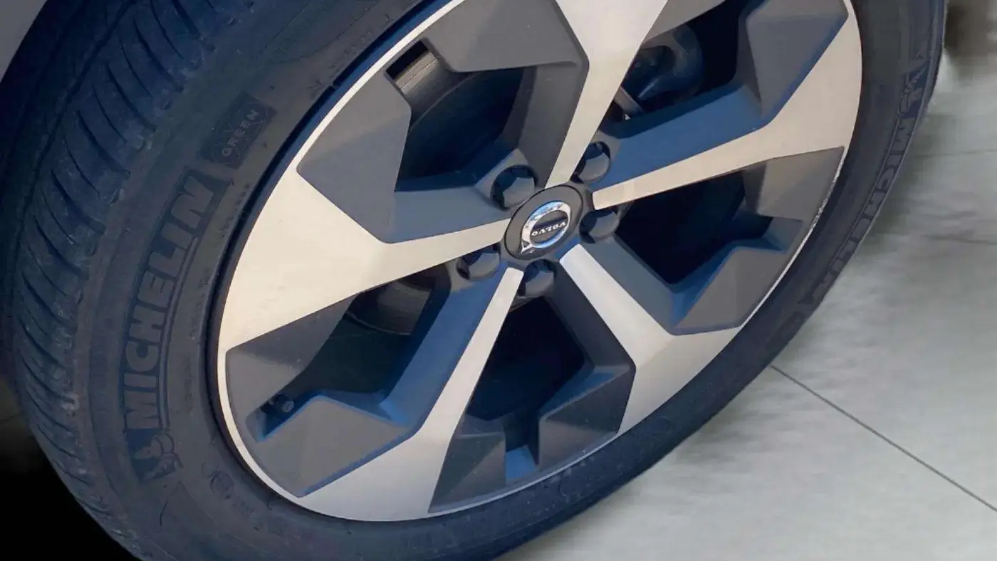 2023 Volvo XC40 B4 Ultimate Dark Theme