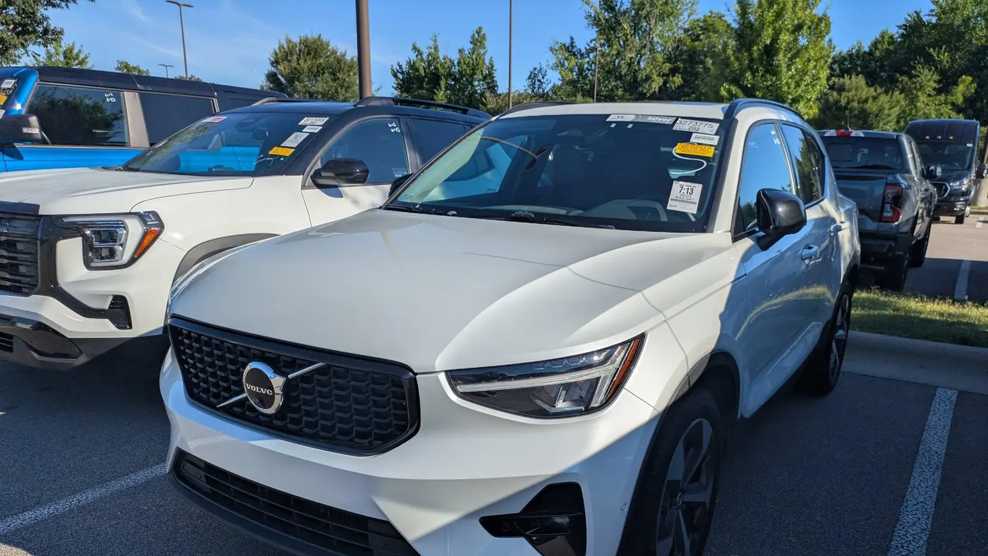 2023 Volvo XC40 B4 Ultimate Dark Theme