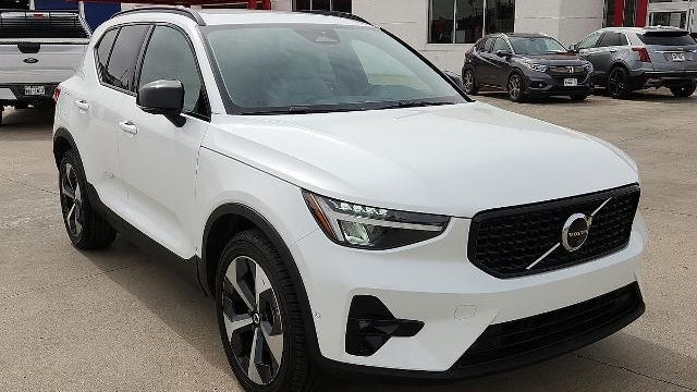 2023 Volvo XC40 B4 Ultimate Dark Theme