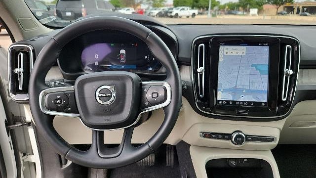 2023 Volvo XC40 B4 Ultimate Dark Theme