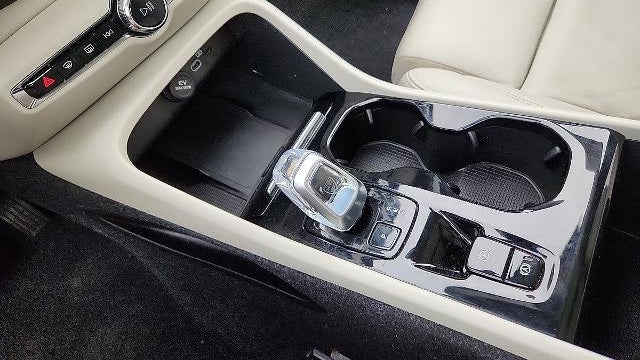 2023 Volvo XC40 B4 Ultimate Dark Theme