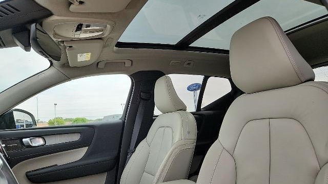 2023 Volvo XC40 B4 Ultimate Dark Theme