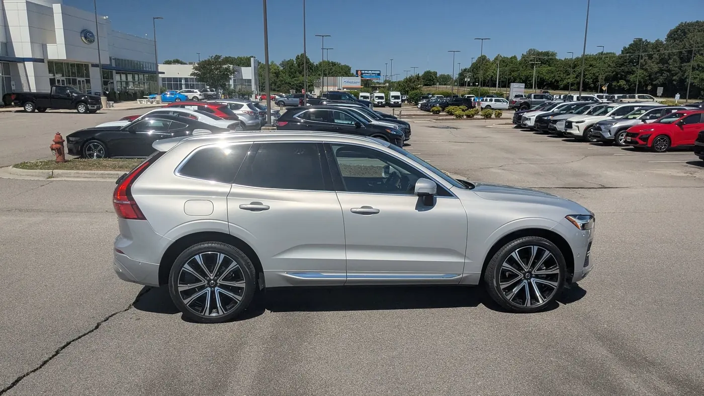 2023 Volvo XC60 B5 Ultimate Bright Theme