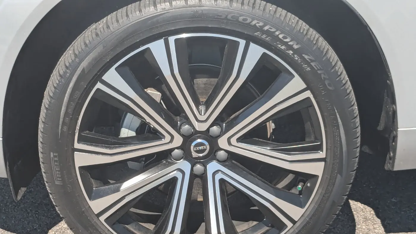 2023 Volvo XC60 B5 Ultimate Bright Theme