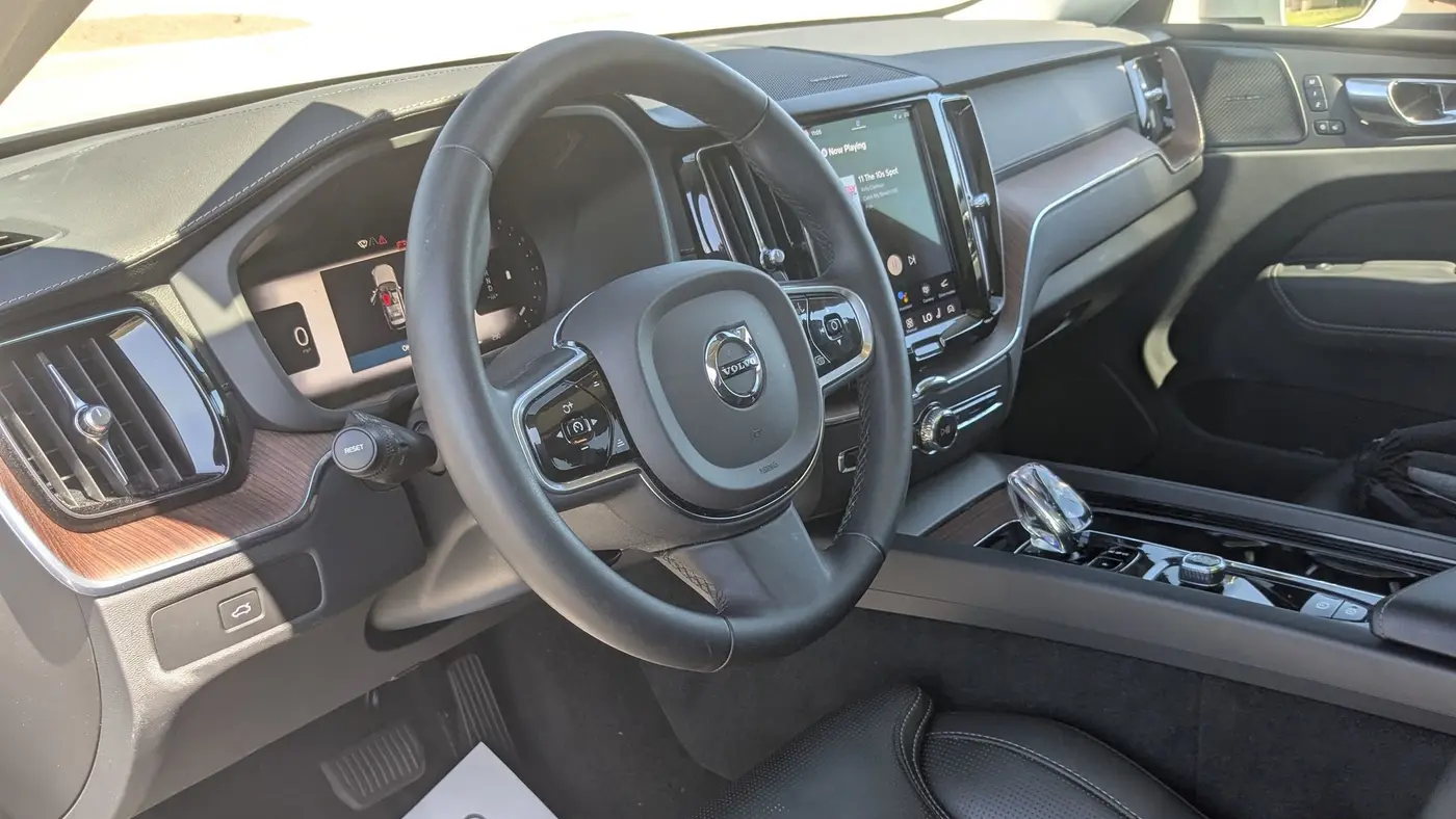 2023 Volvo XC60 B5 Ultimate Bright Theme