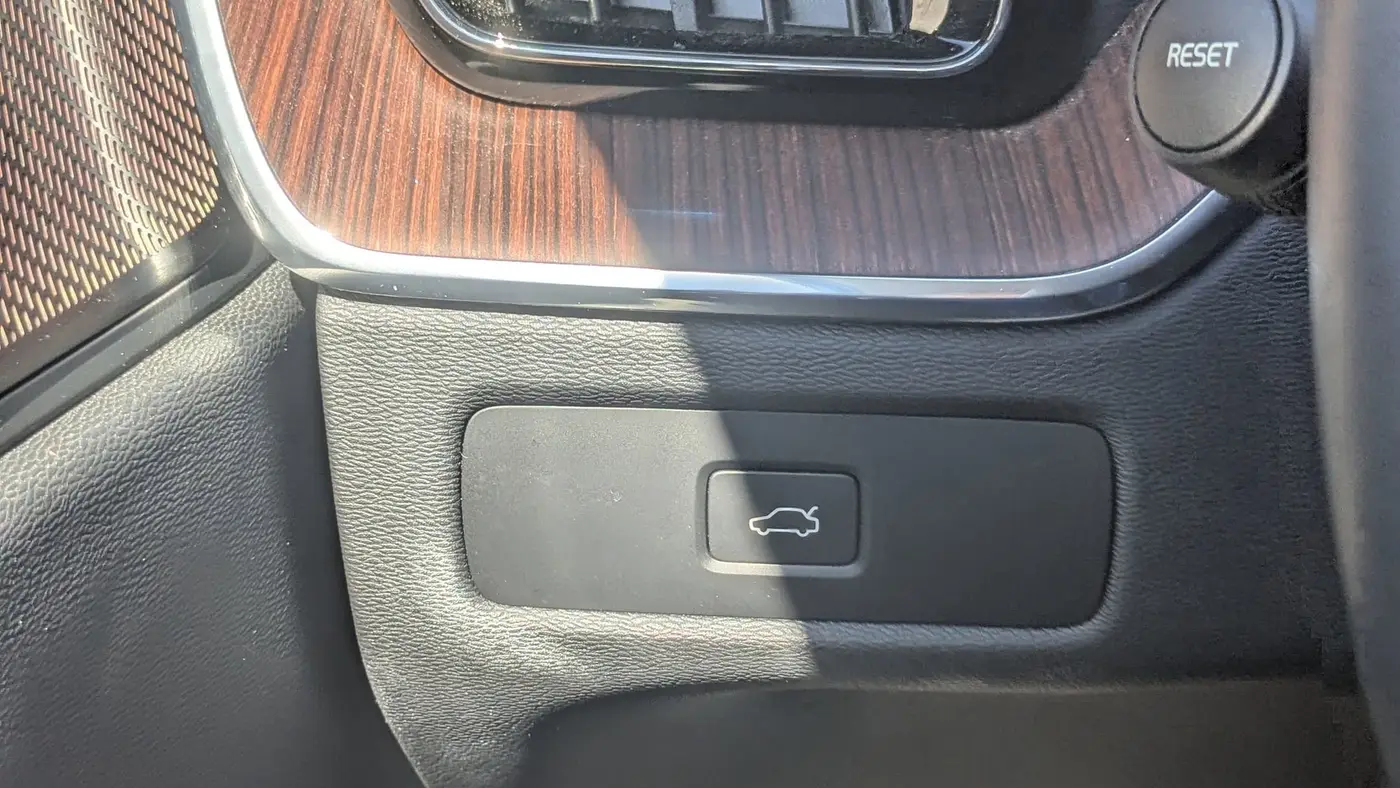 2023 Volvo XC60 B5 Ultimate Bright Theme