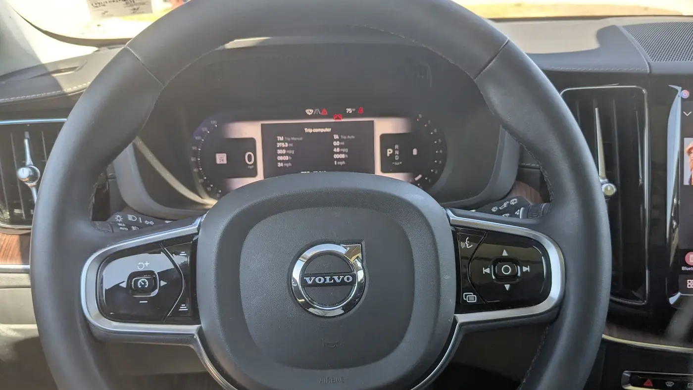 2023 Volvo XC60 B5 Ultimate Bright Theme