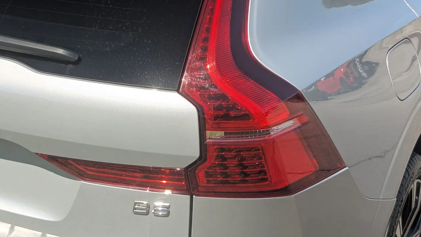 2023 Volvo XC60 B5 Ultimate Bright Theme