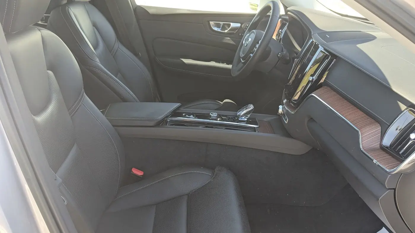 2023 Volvo XC60 B5 Ultimate Bright Theme