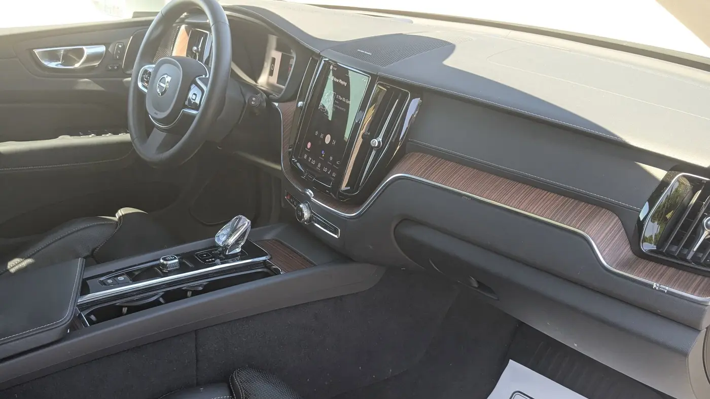 2023 Volvo XC60 B5 Ultimate Bright Theme