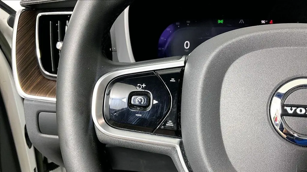2023 Volvo XC60 B5 Ultimate Bright Theme