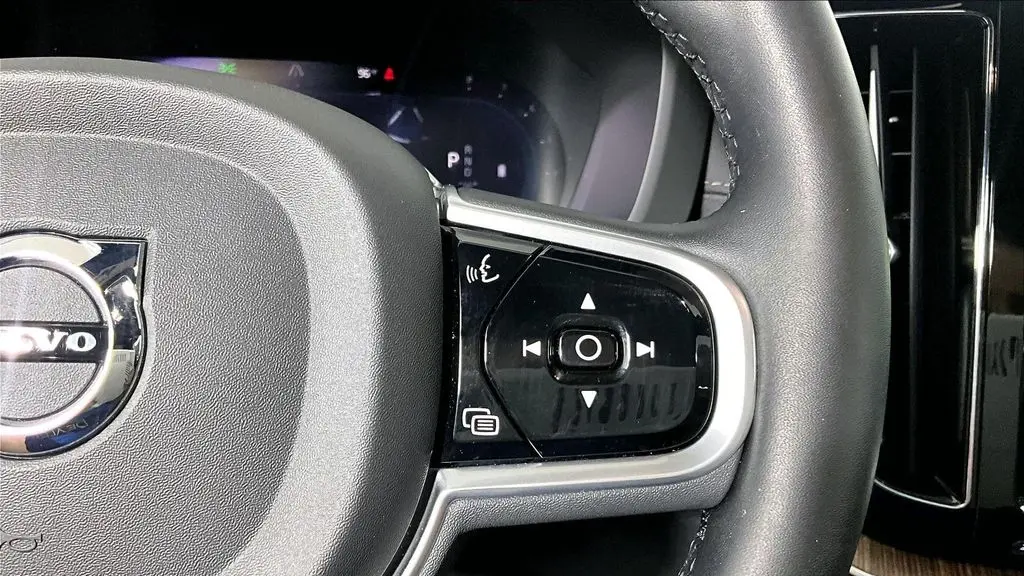2023 Volvo XC60 B5 Ultimate Bright Theme