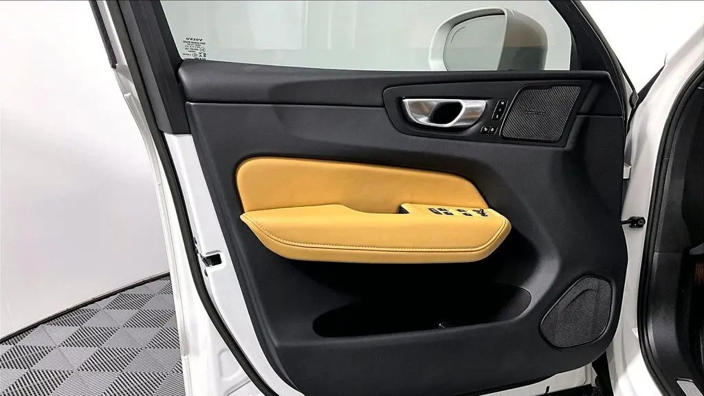 2023 Volvo XC60 B5 Ultimate Bright Theme