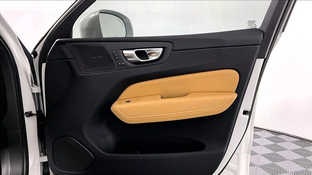 2023 Volvo XC60 B5 Ultimate Bright Theme