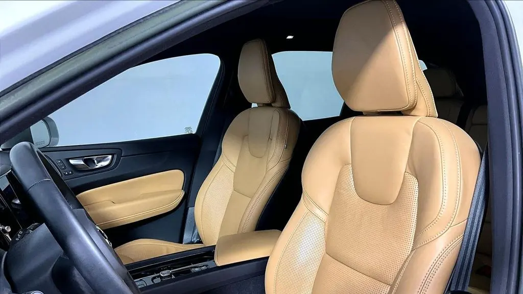 2023 Volvo XC60 B5 Ultimate Bright Theme