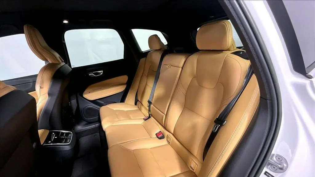 2023 Volvo XC60 B5 Ultimate Bright Theme