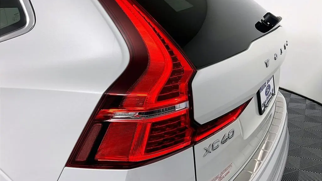 2023 Volvo XC60 B5 Ultimate Bright Theme