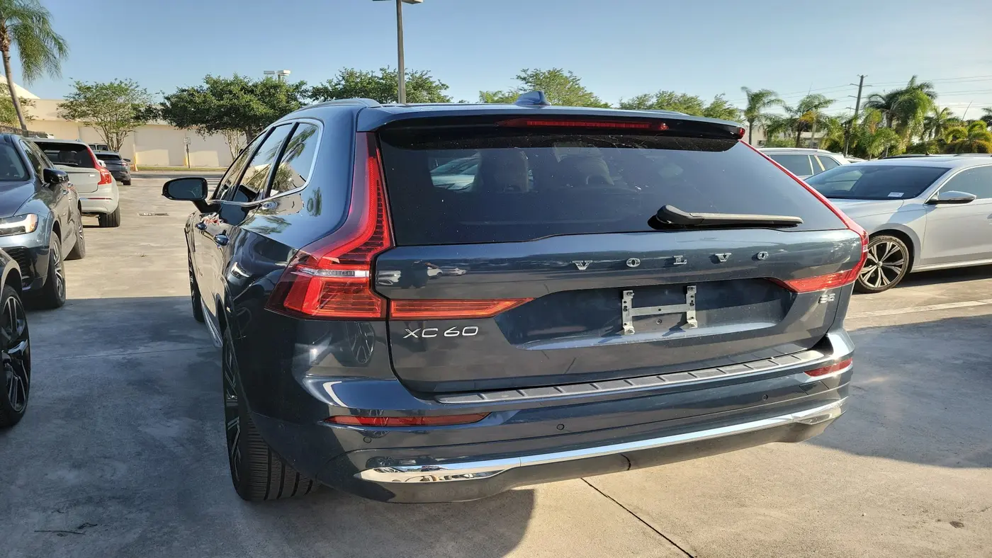 2023 Volvo XC60 B5 Ultimate Bright Theme