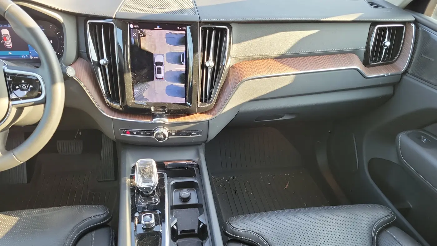 2023 Volvo XC60 B5 Ultimate Bright Theme