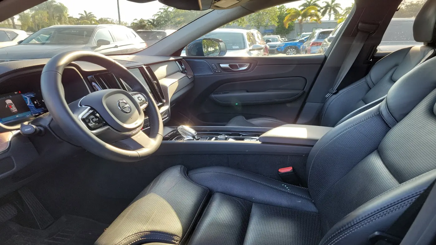 2023 Volvo XC60 B5 Ultimate Bright Theme