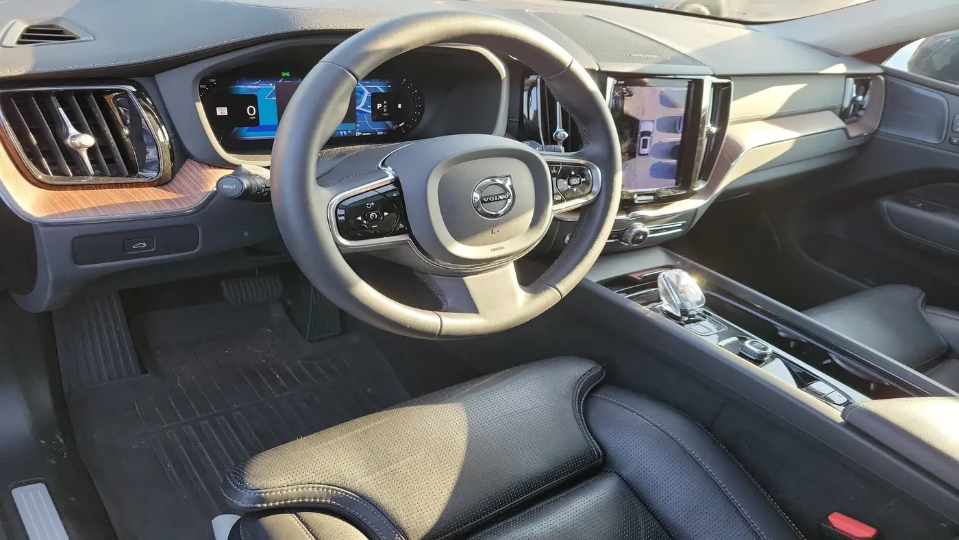 2023 Volvo XC60 B5 Ultimate Bright Theme