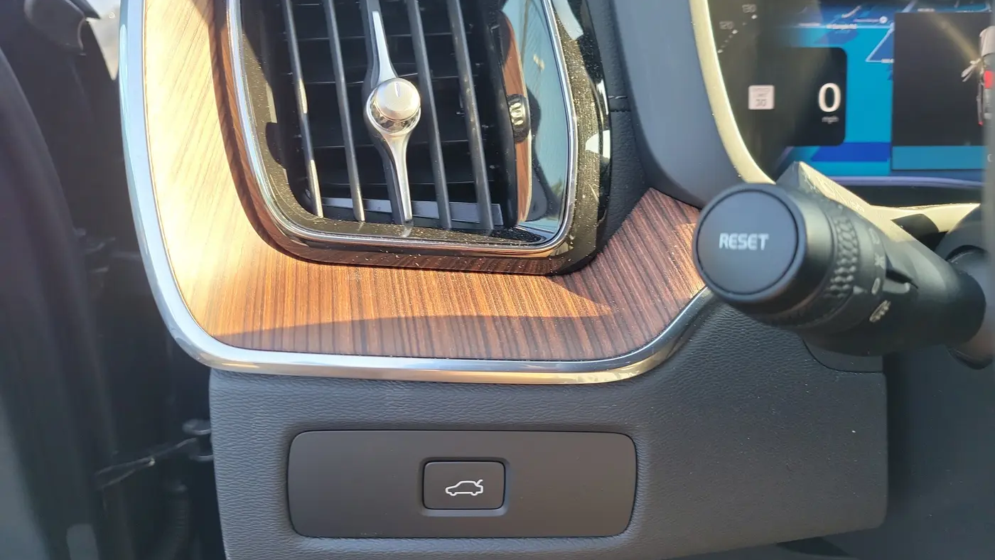 2023 Volvo XC60 B5 Ultimate Bright Theme