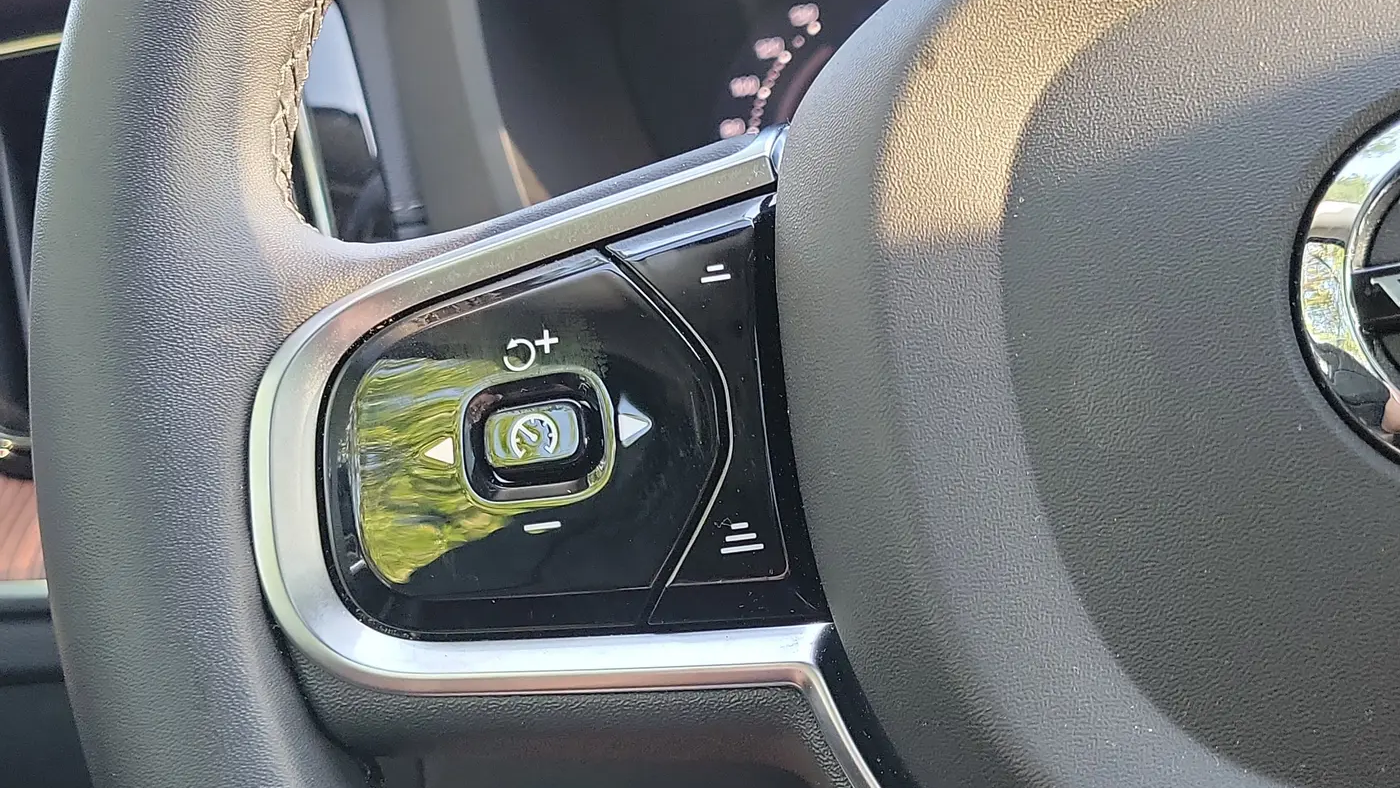 2023 Volvo XC60 B5 Ultimate Bright Theme