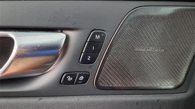 2023 Volvo XC60 B5 Ultimate Bright Theme
