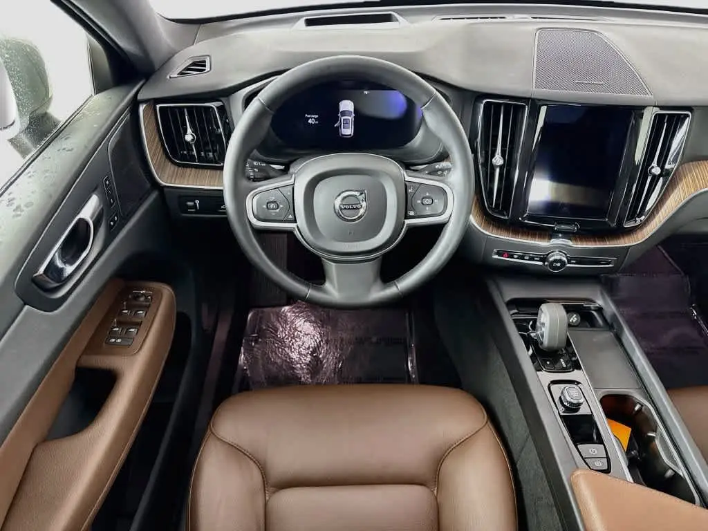 2022 Volvo XC60 - $28,538