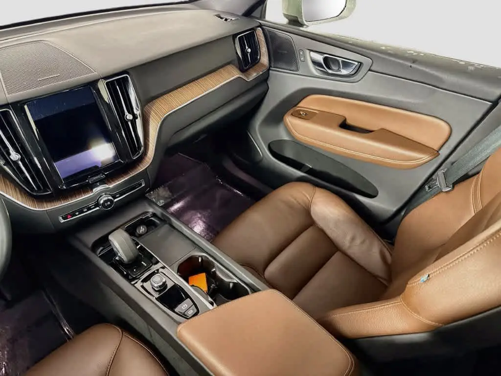 2022 Volvo XC60 - $28,538