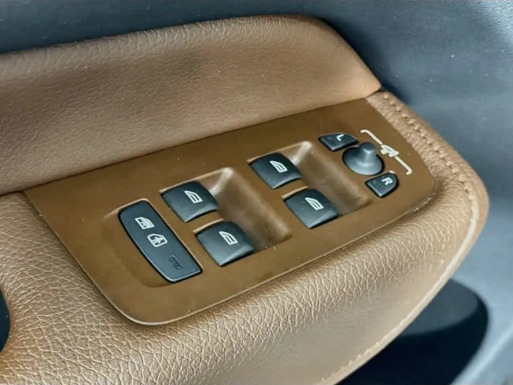 2022 Volvo XC60 - $28,538