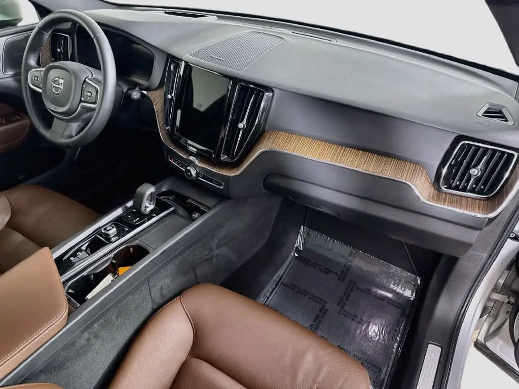 2022 Volvo XC60 - $28,538