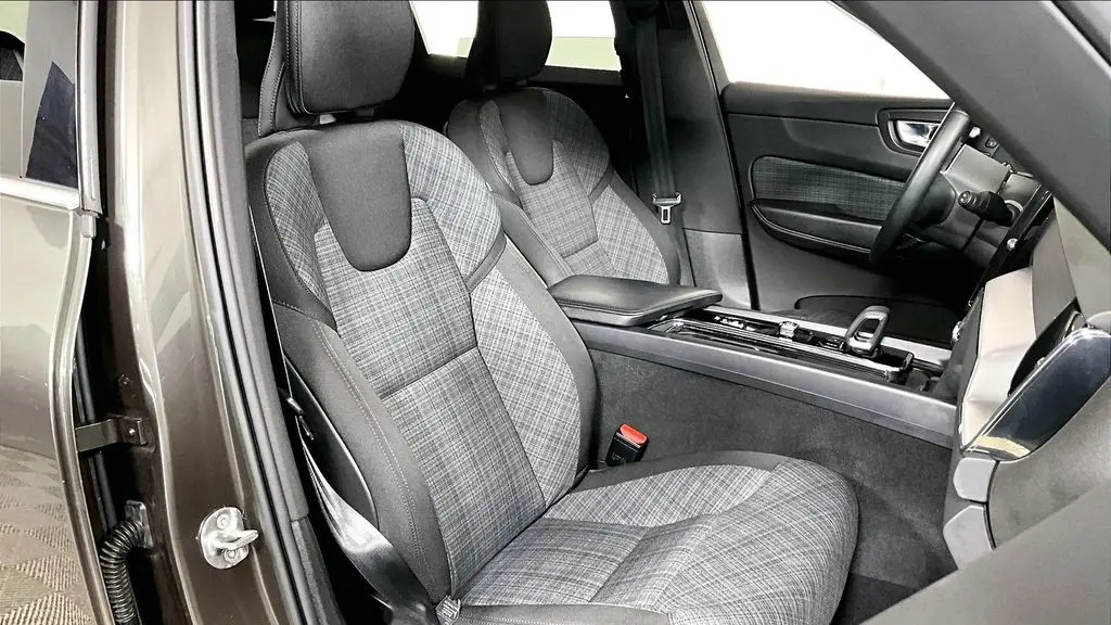 2022 Volvo XC60 B5 Momentum