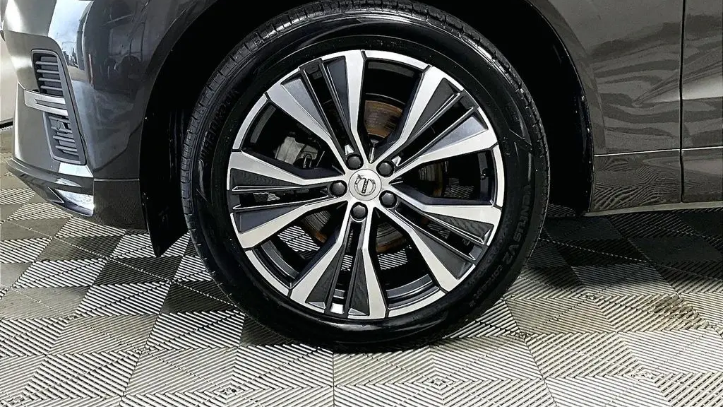 2022 Volvo XC60 B5 Momentum