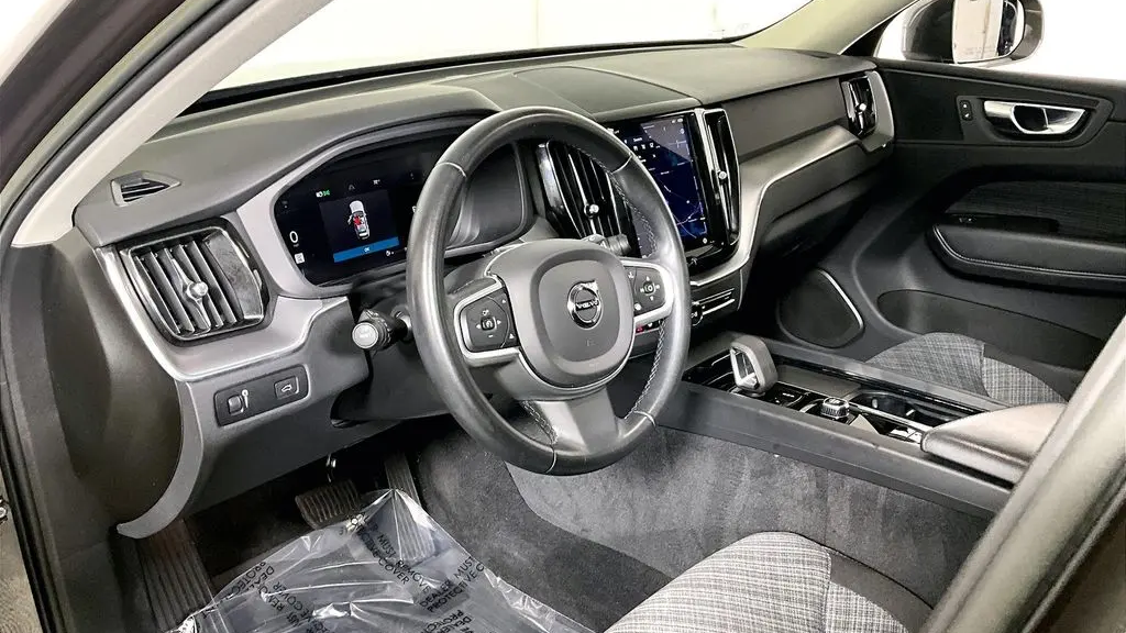 2022 Volvo XC60 B5 Momentum