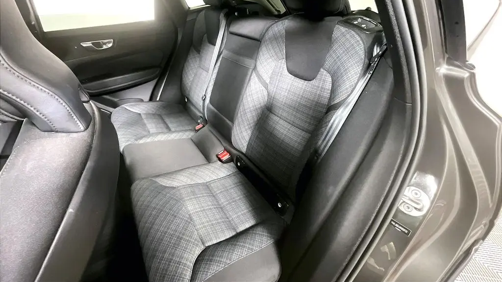 2022 Volvo XC60 B5 Momentum