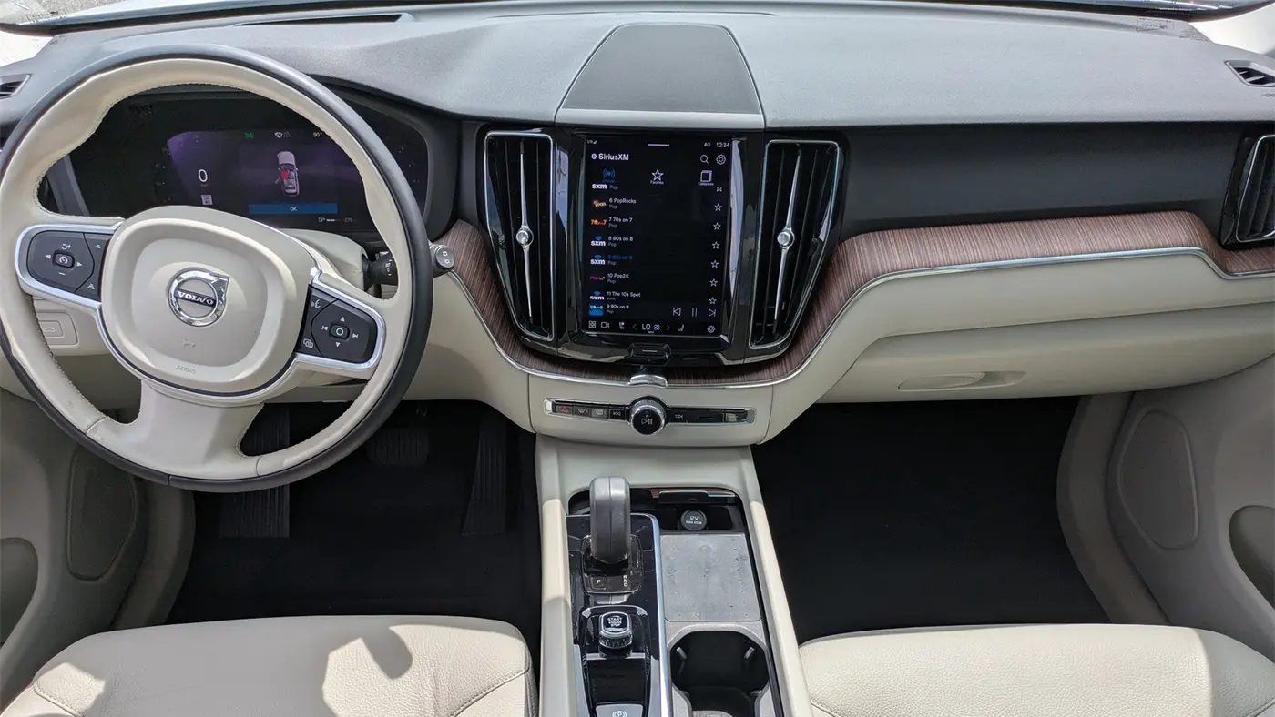 2022 Volvo XC60 B5 Momentum