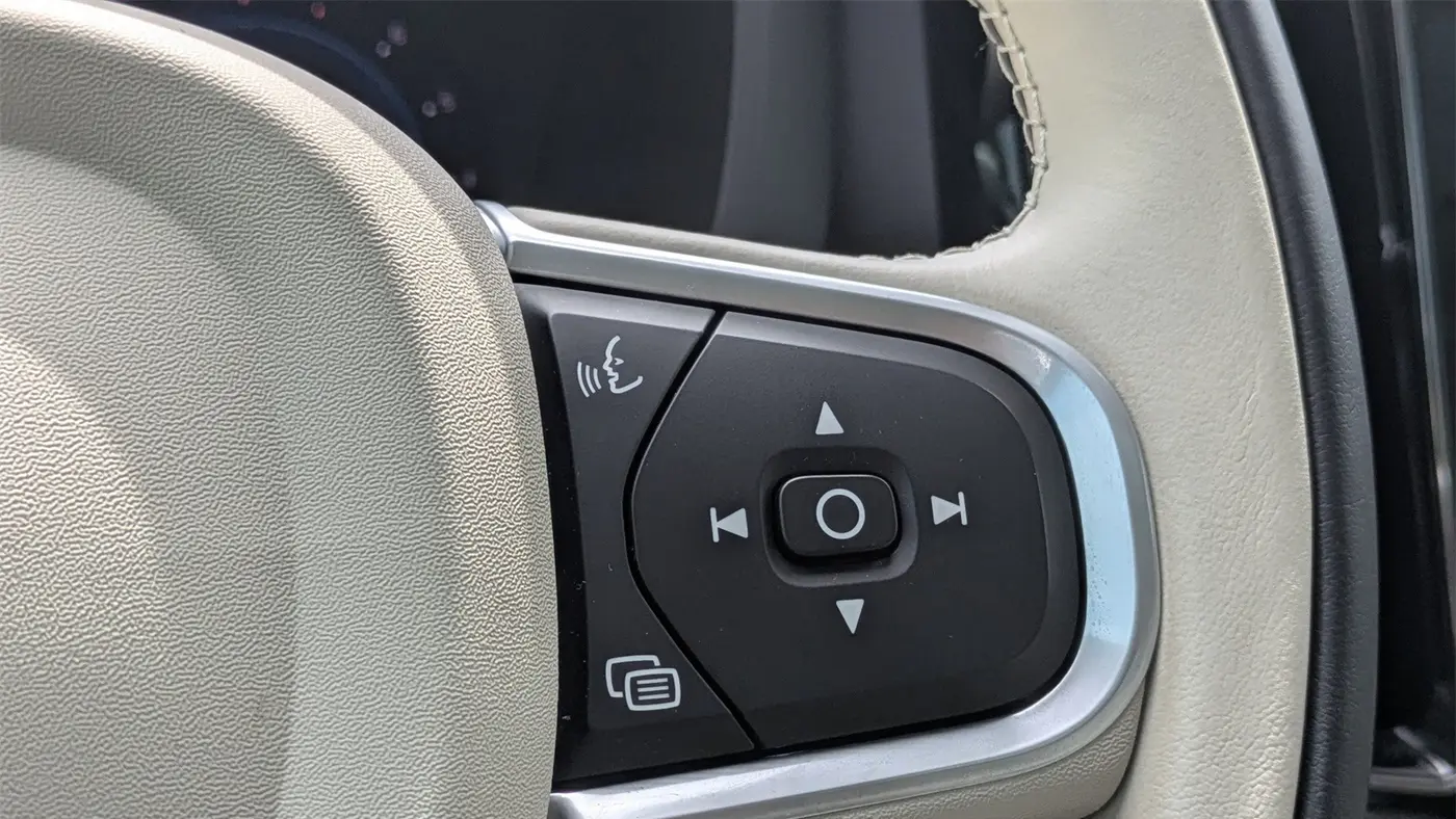 2022 Volvo XC60 B5 Momentum