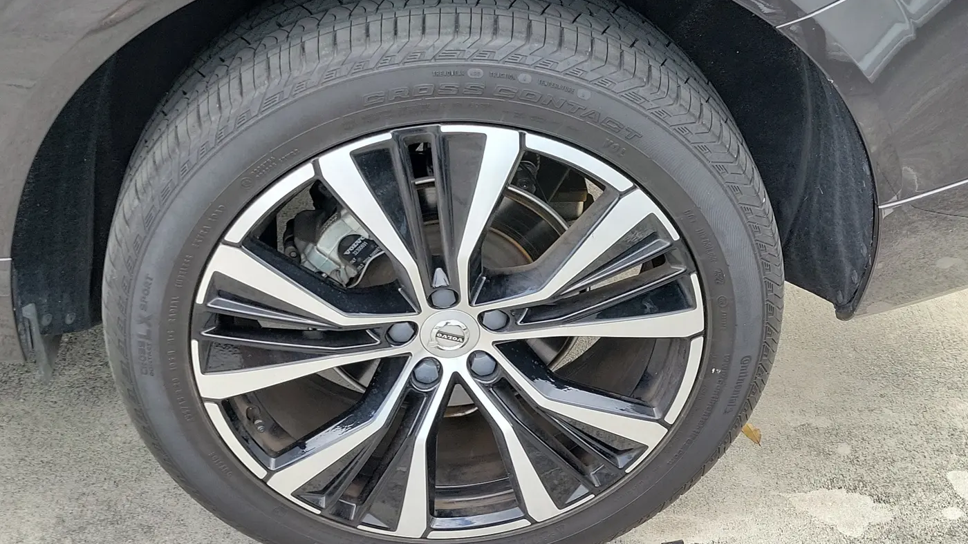 2023 Volvo XC60 B5 Plus Dark Theme