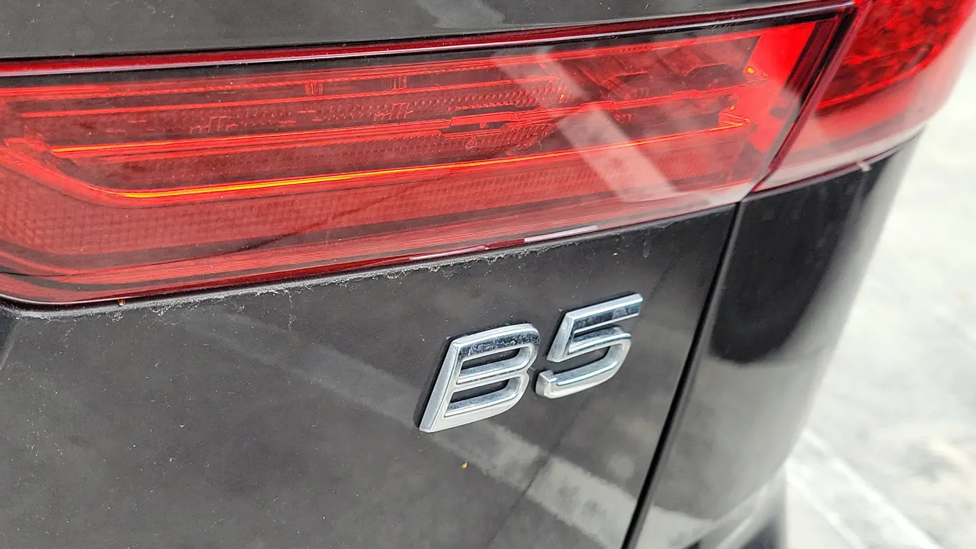 2023 Volvo XC60 B5 Plus Dark Theme